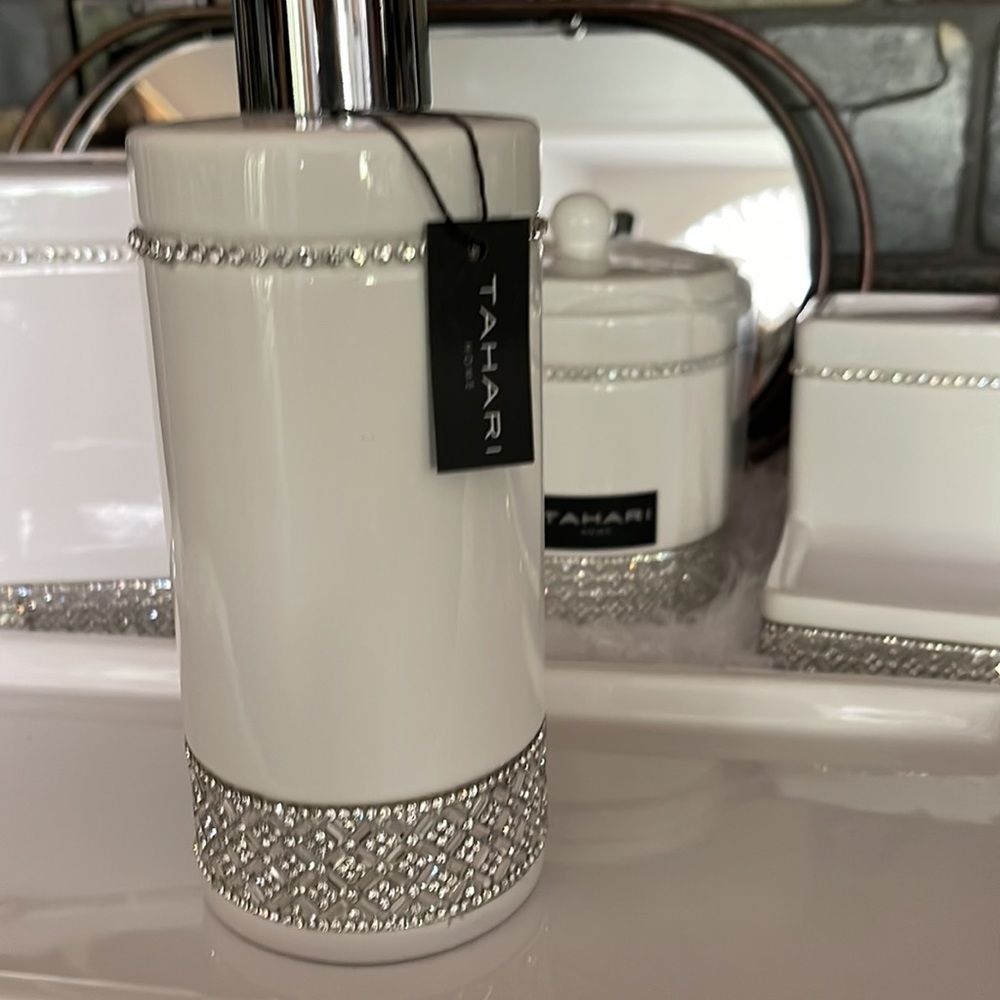 🎉SOLD🎉Tahari White RHINESTONES Crystals Luxe Glam 5 Pc Set | NEW! - Picture 8 of 9